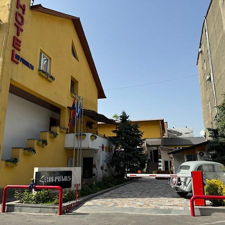Hotel No Problem à Erévan Extérieur photo