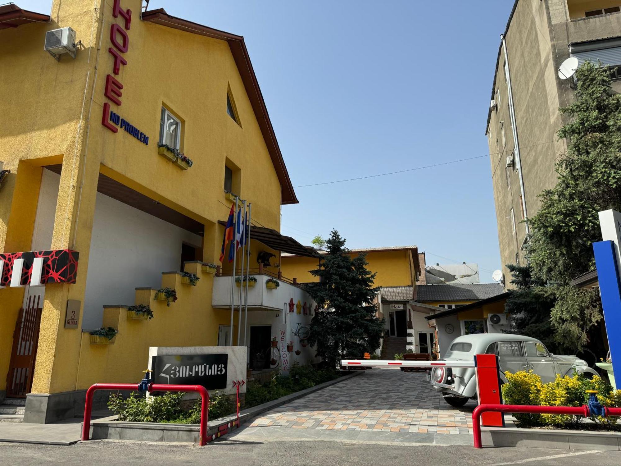 Hotel No Problem à Erévan Extérieur photo