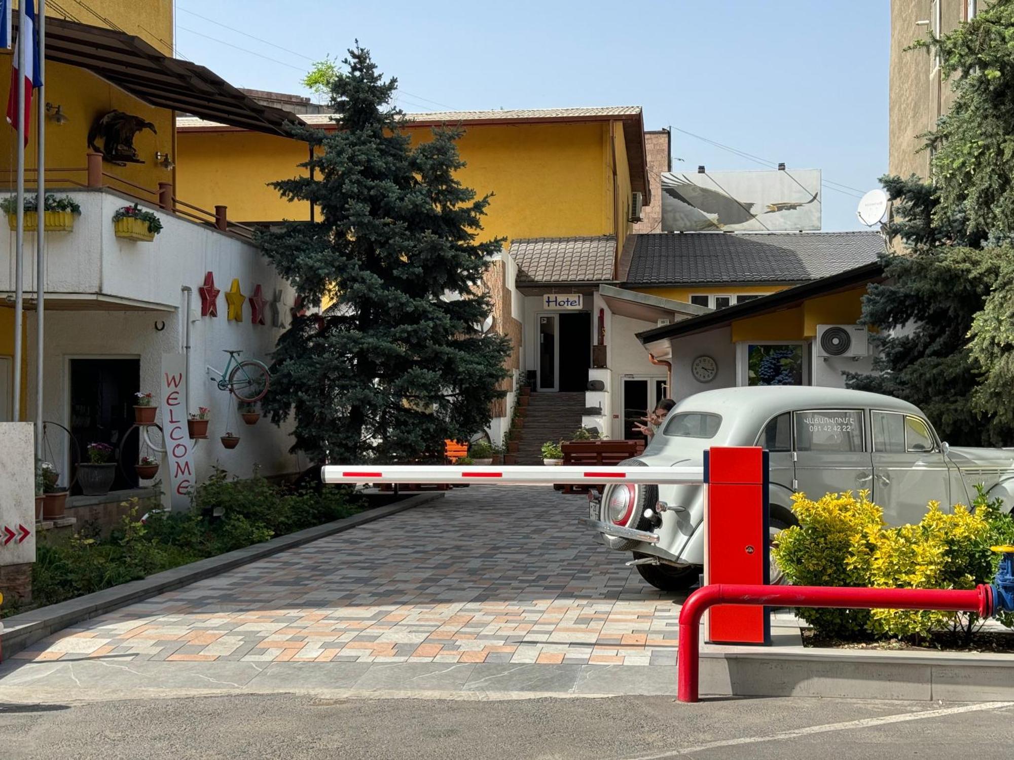 Hotel No Problem à Erévan Extérieur photo